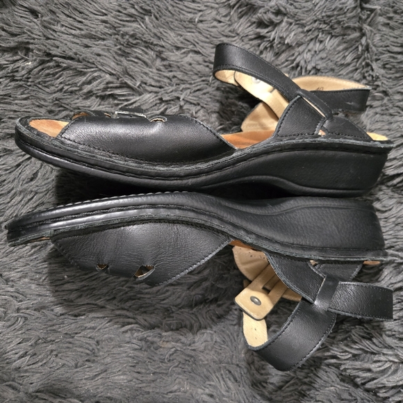 Finn Comfort Black Sandals with Classic Design and Ankle Strap - Picture 4 of 5